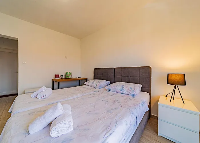 Rooms & Apartments Mirakul